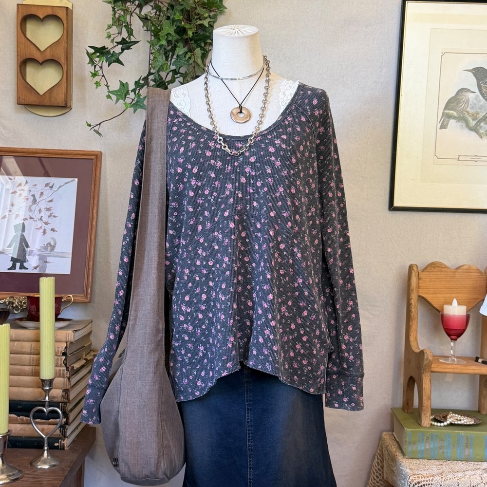 Gray Floral Waffle Knit Top V-Neck Girly Grunge M Faded Oversized Raw Hem